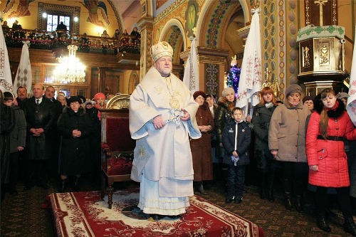 Різдвяне богослужіння архиєрей звершив у солом’яних ризах Різдвяне богослужіння архиєрей звершив у солом’яних ризах